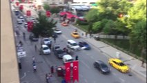 Başkent'te otomobilin açılan kapısına motosiklet çarptı: 1 yaralı