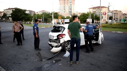 Minibüs ile otomobil çarpıştı: 1'i ağır 2 yaralı