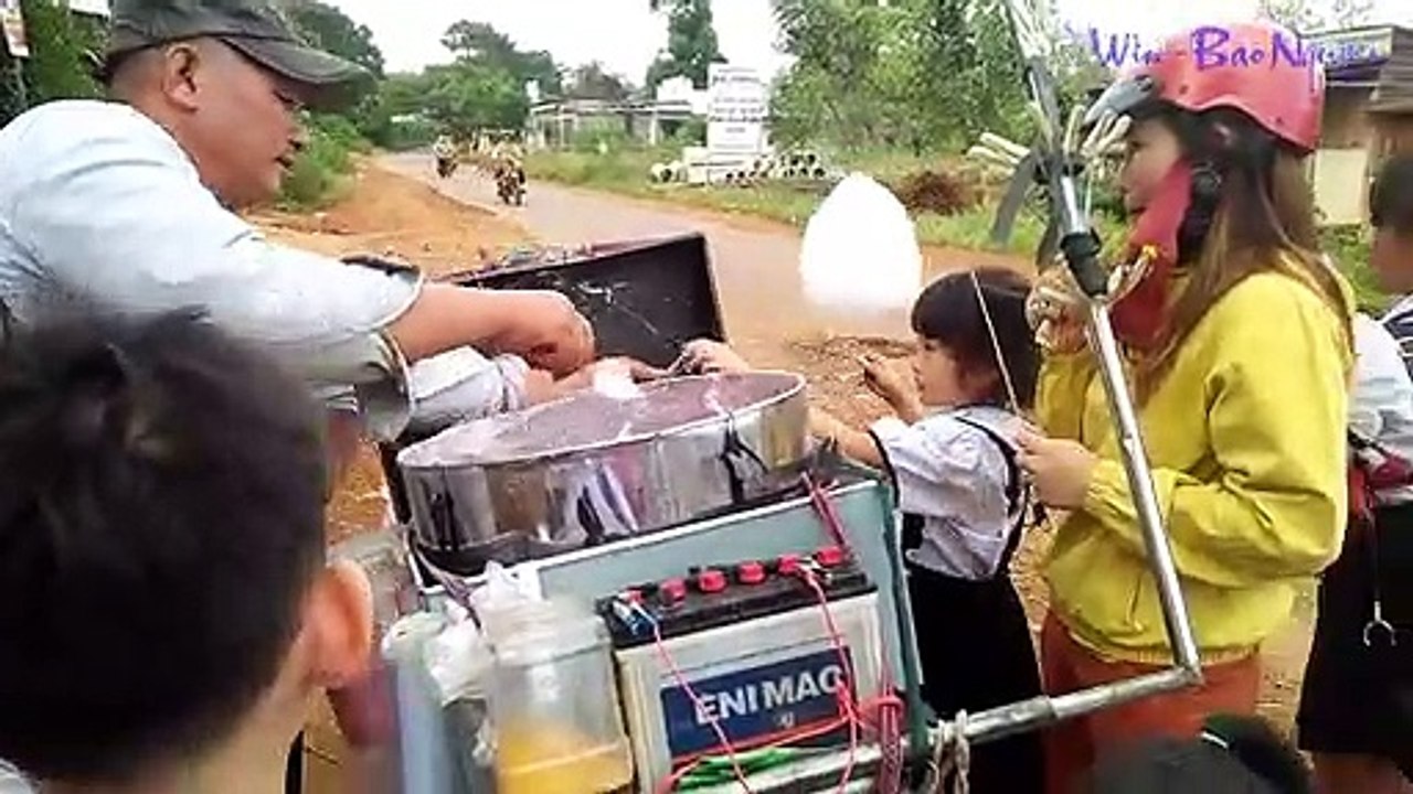Cotton candy at the school gate in Vietnam _ Win - Bao Nguyen