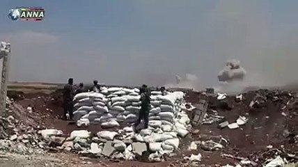 لحظة سقوط صواريخ غراد على تجمع لميليشيا أسد الطائفية شمالي حماة (فيديو)
