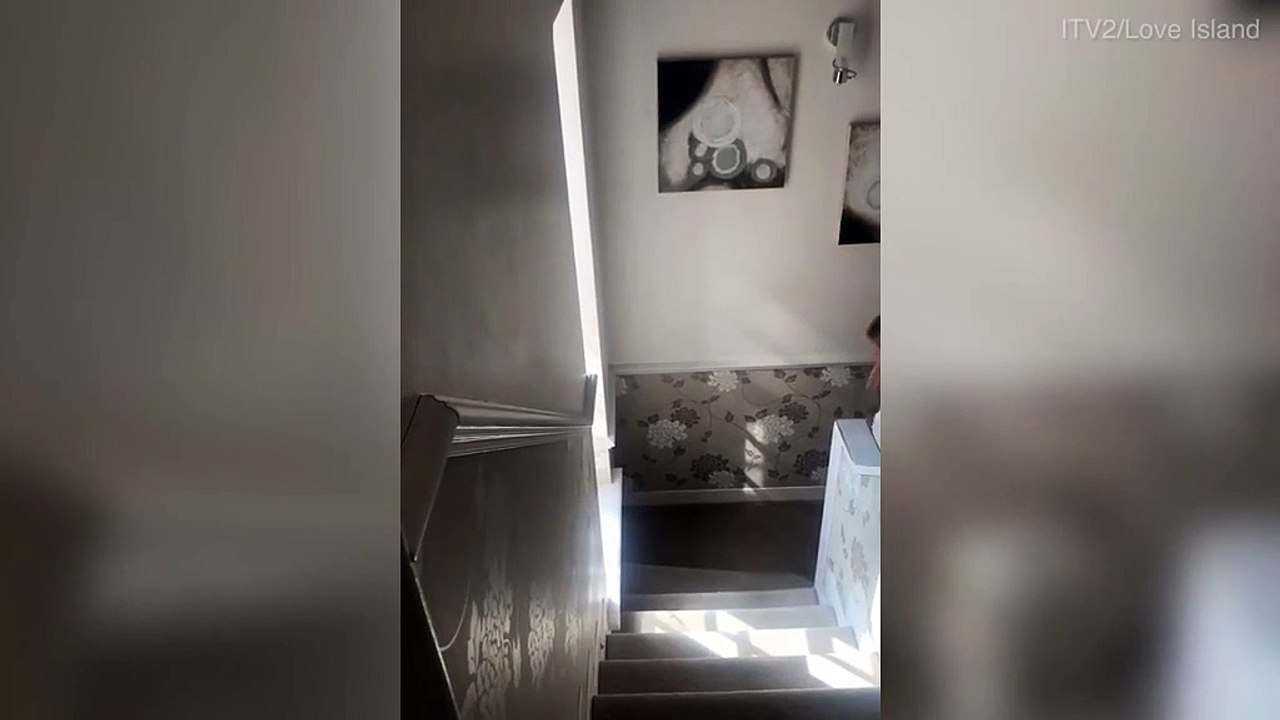 Amy hilariously recreates 'awkward' stair climb from Love Island