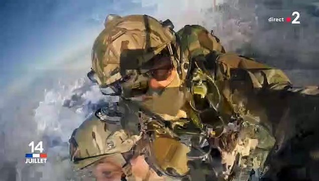 14 juillet: Regardez la journaliste de France 2 Marie-Sophie Lacarrau qui a sauté en parachute depuis un Airbus A400M au dessus de Paris !