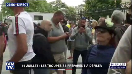 Download Video: Des gilets jaunes présents aux abords des Champs-Élysées pour huer l'arrivée du président de la République