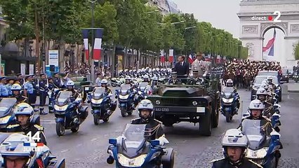 14 juillet: Le président Emmanuel Macron hué et sifflé par la foule durant toute la descente des Champs-Elysées ce matin