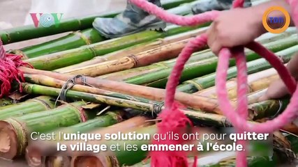 Des enfants traversent la rivière sacs en plastique