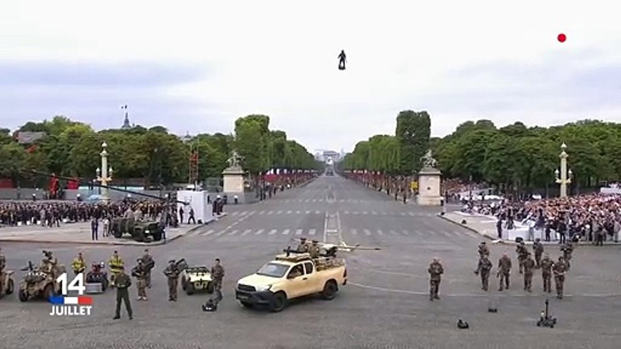 14 juillet: Découvrez les images impressionnantes du Flyboard, la future arme des forces spéciales, qui a volé au-dessus de la place de la Concorde ce matin