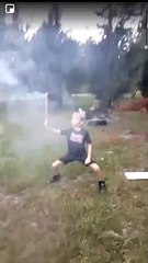 Voici pourquoi faire tirer des feux d'artifice à un enfant est une très mauvaise idée