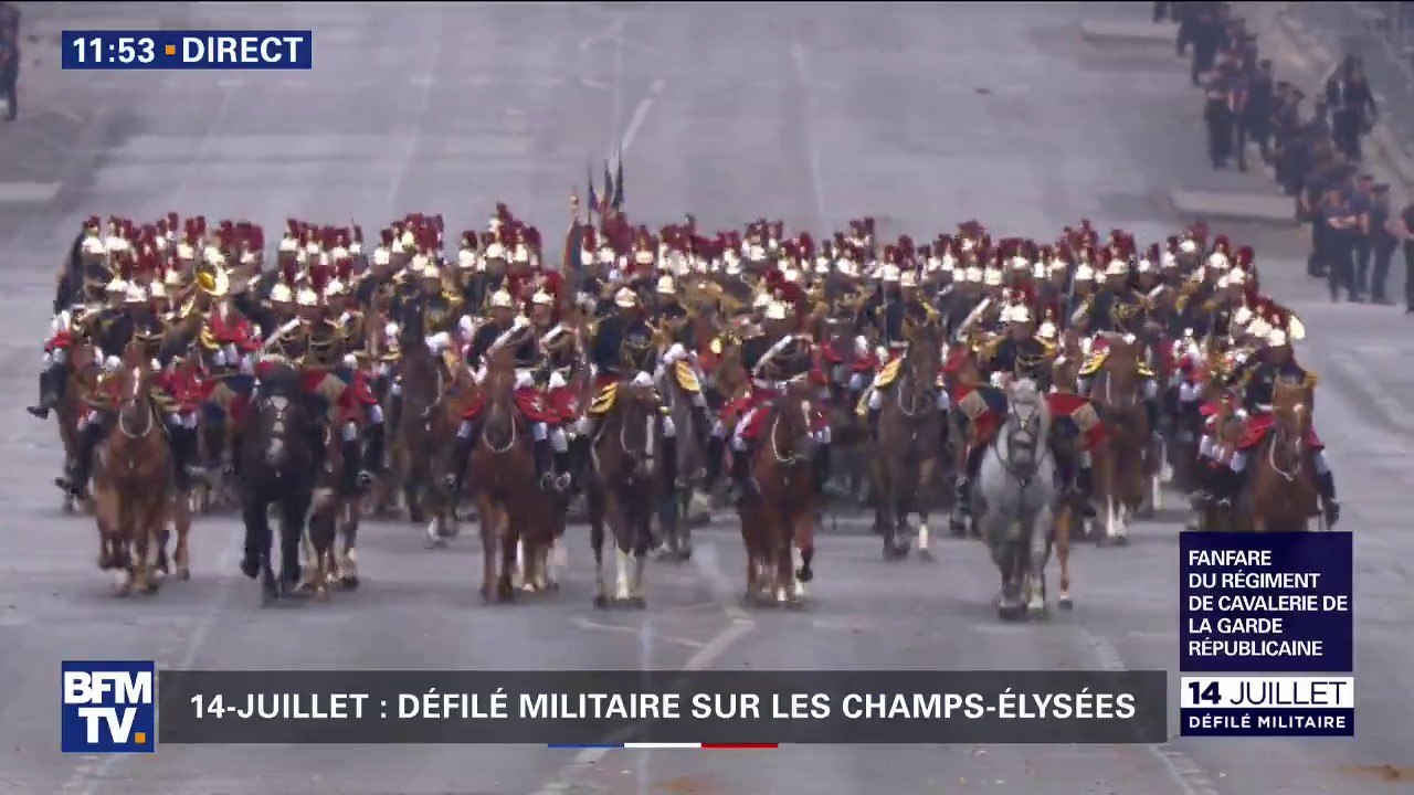 La fanfare du régiment de cavalerie de la Garde républicaine défile sur les Champs-Élysées