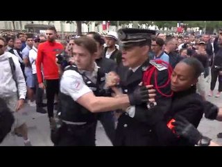 14 juillet: un commissaire de police perd son sang froid face à des gilets jaunes