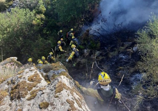 Medios aéreos intervienen en el incendio de Ávila