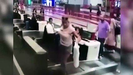 A l'aéroport, une passagère emprunte le tapis d'enregistrement des valises !