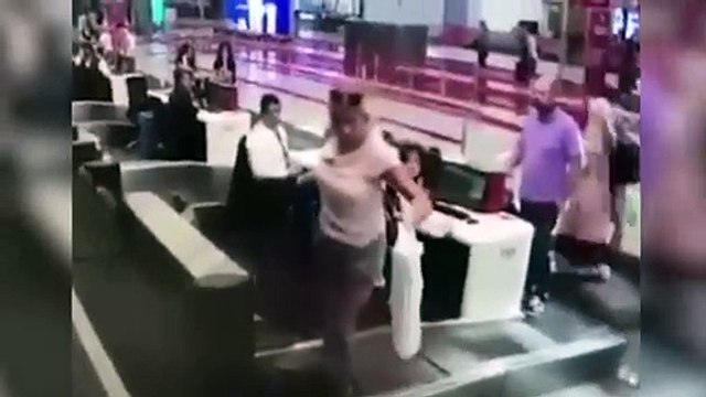 A l'aéroport, une passagère emprunte le tapis d'enregistrement des valises !