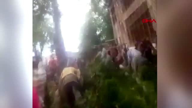 DHA DIŞ- Azerbaycan'da 500 yıllık ağaç devrildi 19 yaralı