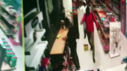 Sultangazi'de akaryakıt istasyonu çalışanlarının gasp edilme anı kamerada