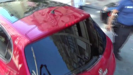 Seyir Halindeki Otomobilin Üzerine 5’inci Kattan Atılan Koltuk Düştü