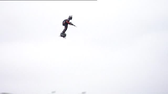 El soldado volador, la principal atracción del 14 de julio en los Campos Elíseos