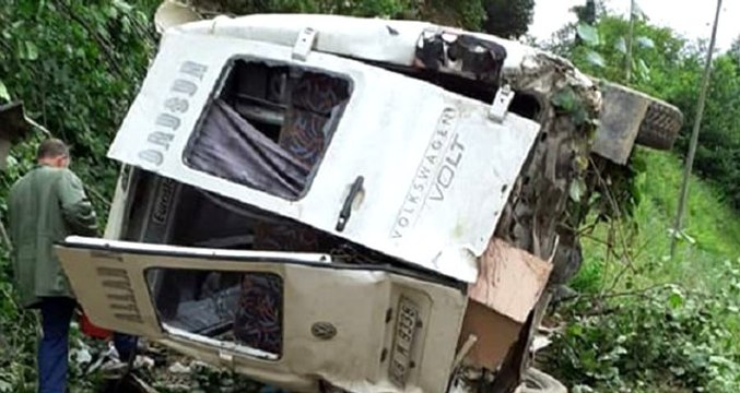 Son Dakika! Yolcu minibüsü uçuruma yuvarlandı, ölü ve yaralılar var