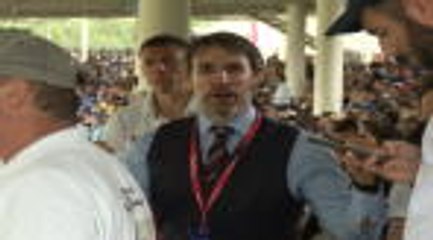 下载视频: It's coming home! - Gareth Southgate look-alike enjoys cricket World Cup final