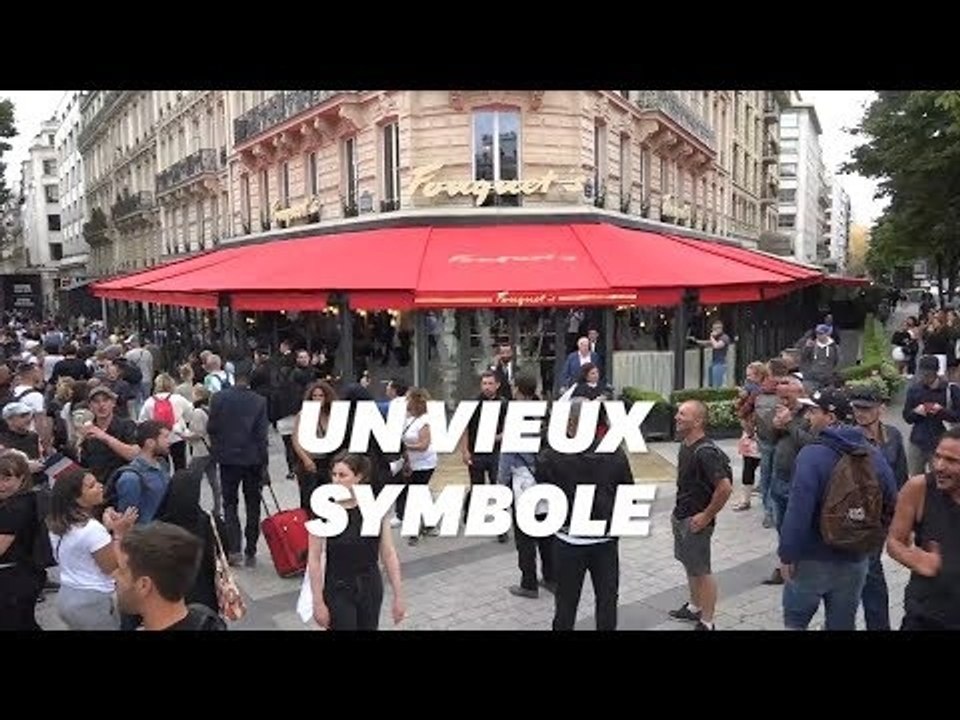 Des gilets jaunes manifestent devant le Fouquet's pour sa réouverture