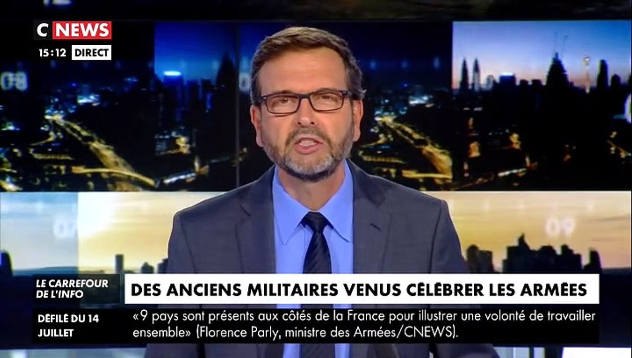 Les reporters de la chaîne russe RT France en "tenue de guerre" sur les Champs-Elysées pour couvrir les incidents