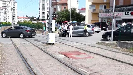 Tramvay otomobile çarptı
