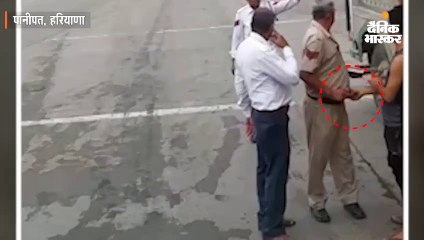 रिश्वत लेते तीन पुलिसवालों का वीडियो वायरल