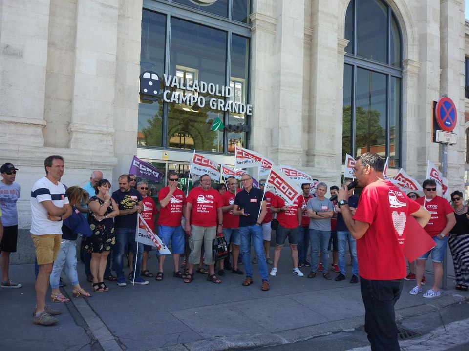 CCOO y trabajadores de Renfe se concentran en Valladolid