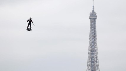 14 Temmuz Bastille Günü kutlamalarında Paris'te flyboard'lu askere yoğun ilgi