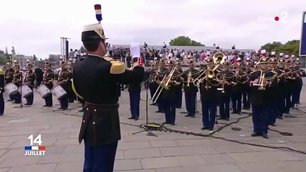 14 juillet: Regardez la Garde Républicaine qui a repris ce matin deux titres du groupe Indochine en marge du défilé !