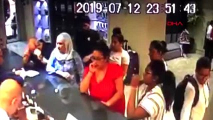BEYOĞLU'NDA OTEL LOBİSİNDEKİ TURİST KADININ ÇANTASININ ÇALINMA ANI KAMERADA