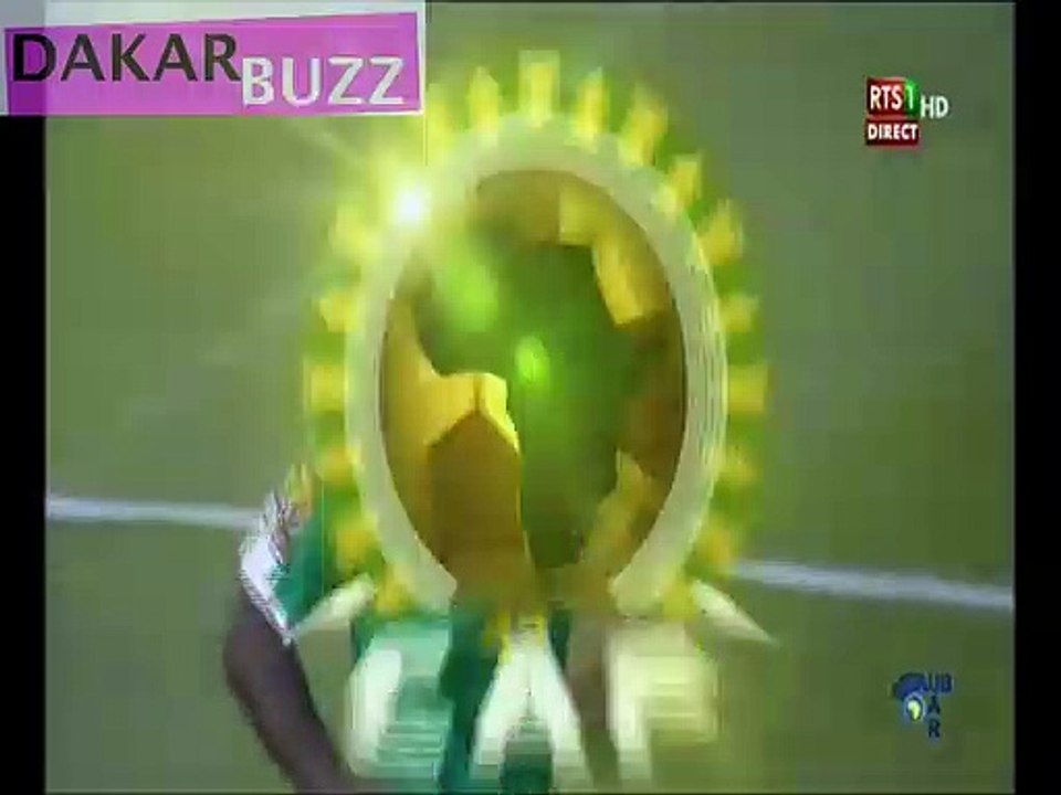 Tir enroulé de Sabaly qui touche le poteau: