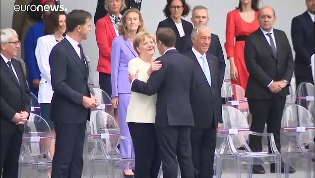 Парад и беспорядки на Елисейских полях