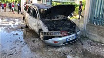 Report TV - Makina shpërthen në flakë para banesës dhe shkrumbohet, panik në Fier
