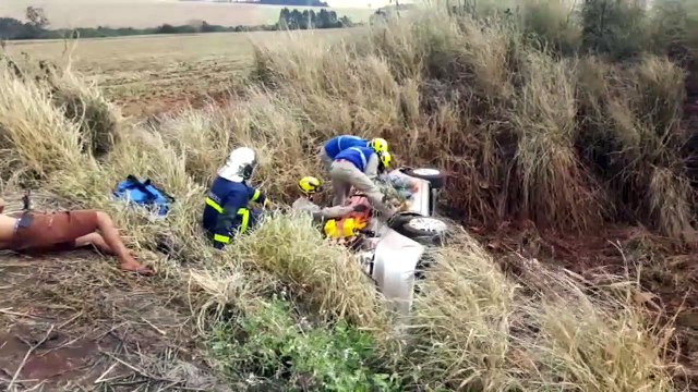 Duas pessoas ficam feridas em capotamento na BR-467