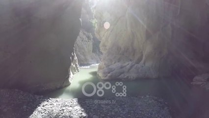 Bllokohen turistët në Kanionin e Holtës, mbytet 25 vjeçarja, shpëton i vëllai dhe pjesa tjetër e gru