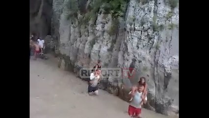 Report TV - Pamjet e momenteve kur shpëtohen fëmijët brenda kanionit të Holtës