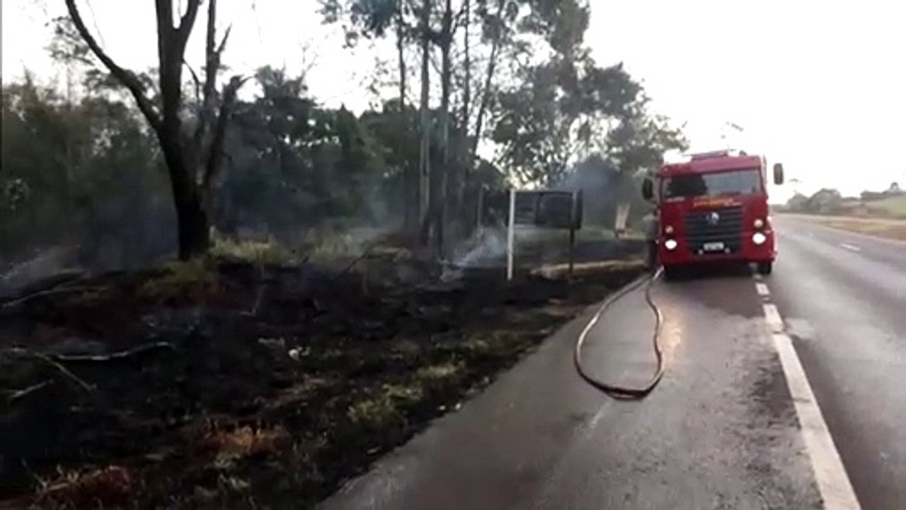 Corpo de Bombeiros combate incêndio às margens...