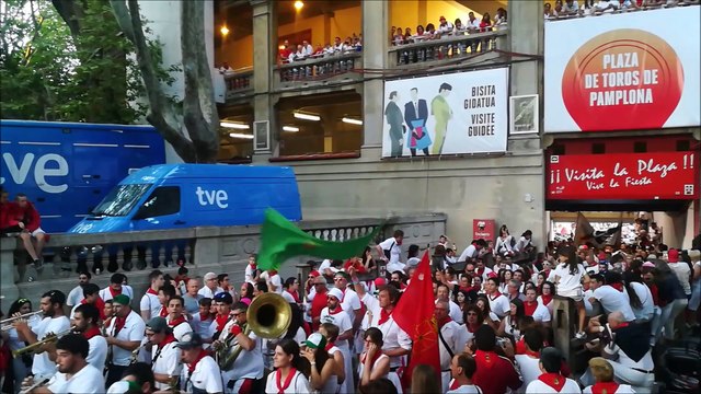 Las peñas se despiden de los Sanfermines: la increíble última salida de la plaza de toros apura la fiesta