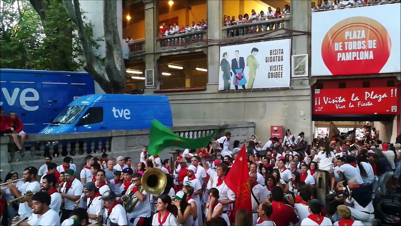Las peñas se despiden de los Sanfermines: la increíble última salida de la plaza de toros apura la fiesta