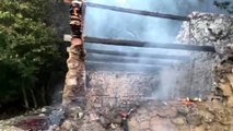 Spil Dağı'nda yıldırım düşmesi sonucu ağaç ve yanındaki boş kulübe yandı