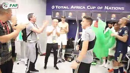 Les joueurs de l'EN célèbrent la victoire aux vestiaires