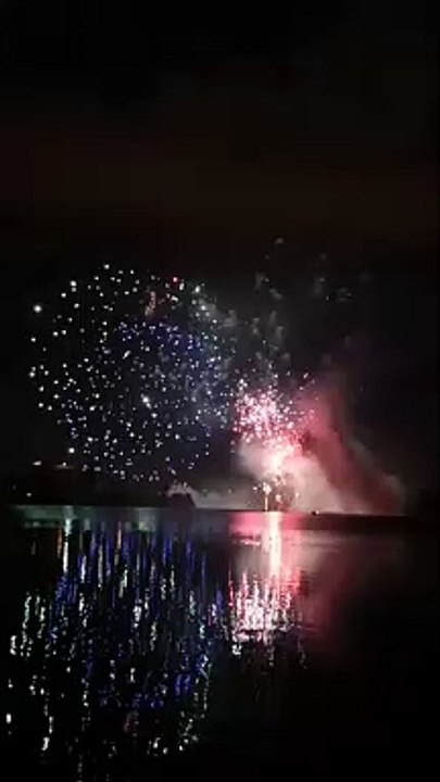 Feu d'artifice sur les bords du lac Kir à Dijon, dimanche 14 juillet (2/3)