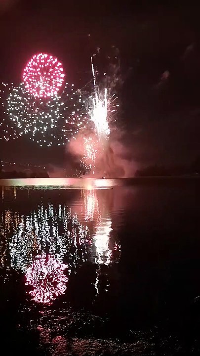 Feu d'artifice sur les bords du lac Kir à Dijon, dimanche 14 juillet (1/3)