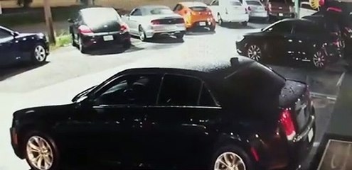 Un homme tombe du haut d’un immeuble et s’écrase sur une voiture