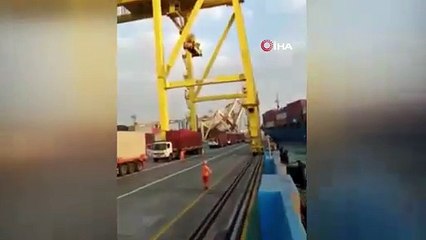 Endonezya'da gemi limana çarptı