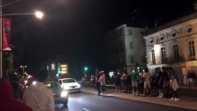Les supporters de l'équipe de foot d'Algérie fêtent à Mâcon