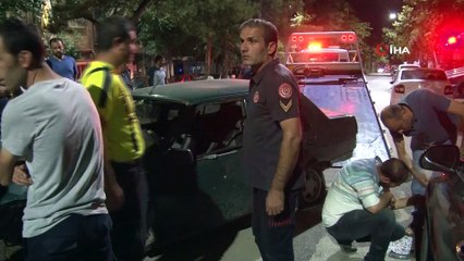 Otomobil önce refüje sonra 4 araca çarptı: 2 yaralı