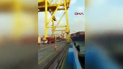 Endonezya'da kargo gemisi limana çarptı: Yükleme kulesi yıkıldı