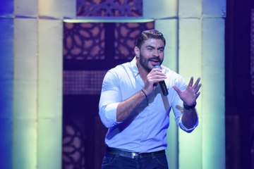 إعلامية سعودية تتغزل في المطرب المصري خالد سليم.. شاهد رد فعله