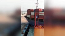 Kargo gemisi limana çarptı, yükleme kulesini yıktı
